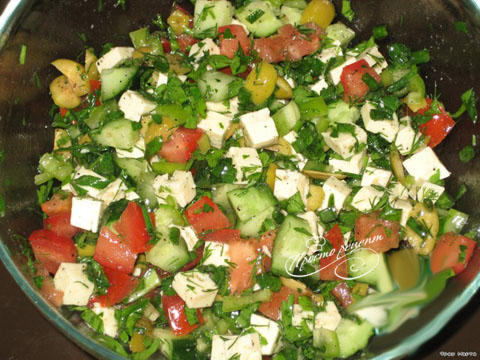 Салат с брынзой и овощами