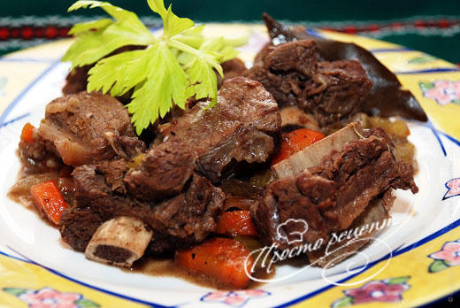 Тушкована яловичина з овочами і ароматними спеціями