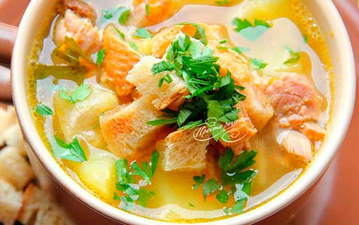 Гороховый суп с гренками и копченостями