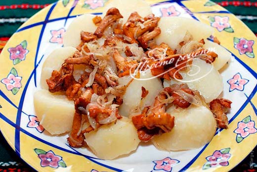 Картошка с лисичками на сковороде