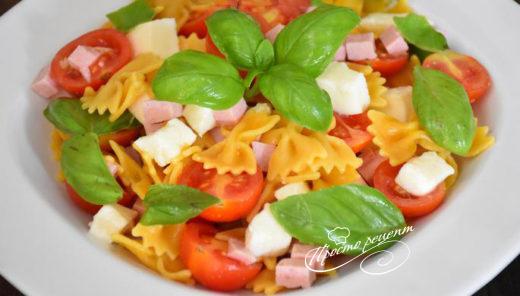 Італійський салат з макаронами і шинкою