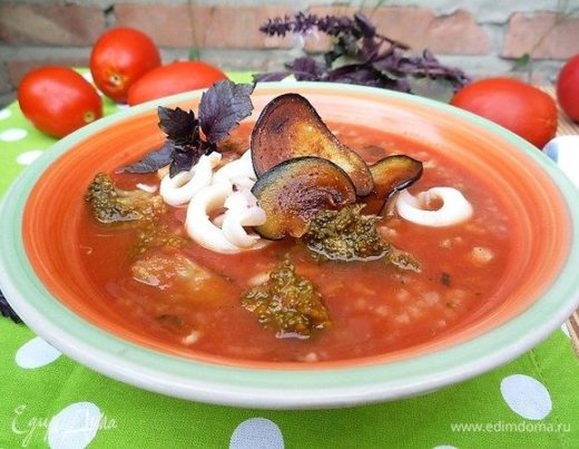 Томатный суп с брокколи и кальмарами
