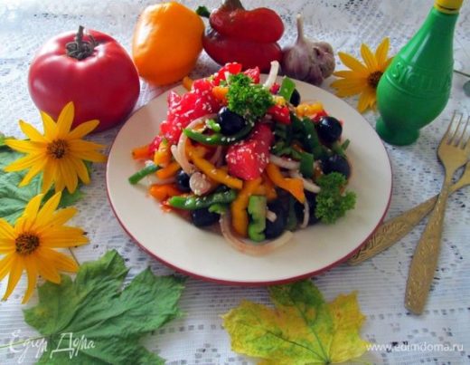 Овощной салат с маслинами и кунжутом