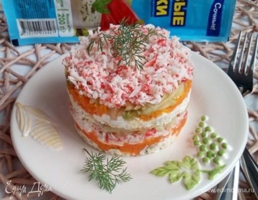 Крабовый салат с морковью и яблоком