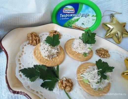 Закуска из курицы, орехов и творожного сыра