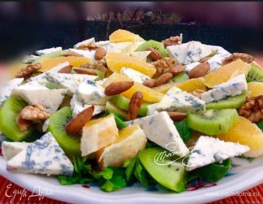 Салат с фруктами, голубым сыром и орехами