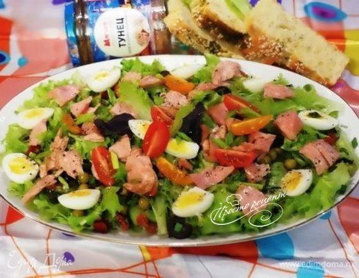 Диетический салат с консервированным тунцом и вялеными томатами