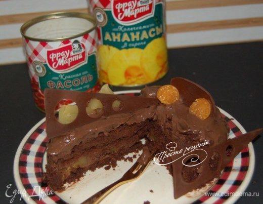 Шоколадно-фасолевый торт с ананасом