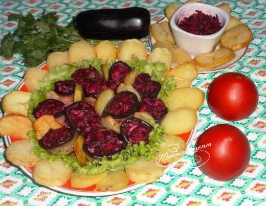 Рулетики из баклажанов со свекольной начинкой и картофелем