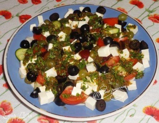 Овощной салат с фруктами, фетой и острой заправкой