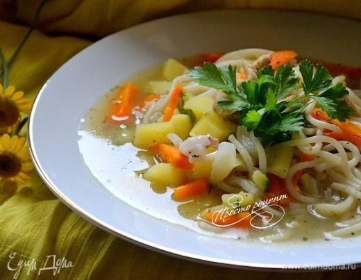 Густой куриный суп с овощами и спагетти