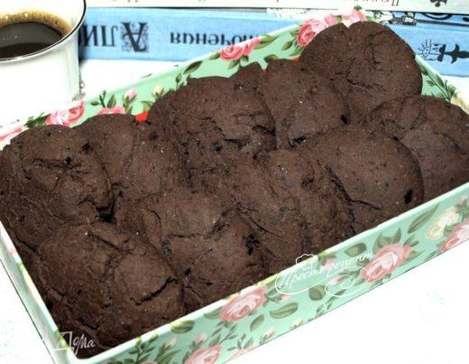 Шоколадное печенье с черной смородиной