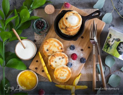 Сырники с шоколадом и манговым соусом