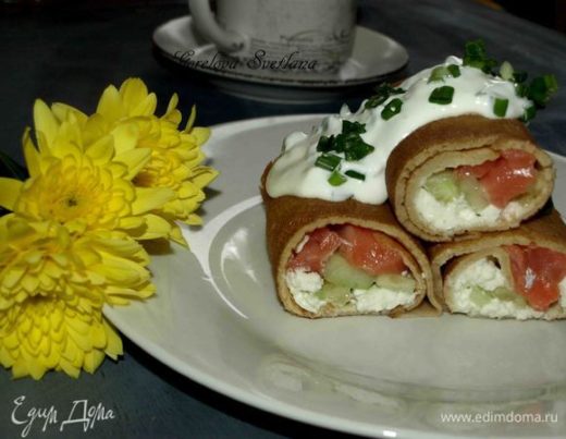 Блины с деревенским сыром, форелью и огурцами