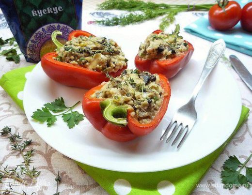 Сладкий перец, фаршированный грибами и кускусом