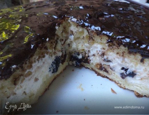 Бисквитный  торт  с  творожно — сметанной  начинкой  и  черносливом
