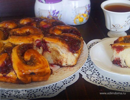 Пирог с вишней и шоколадным кремом под сахарным сиропом