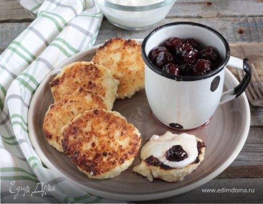 Сырники с вишневым соусом и корицей